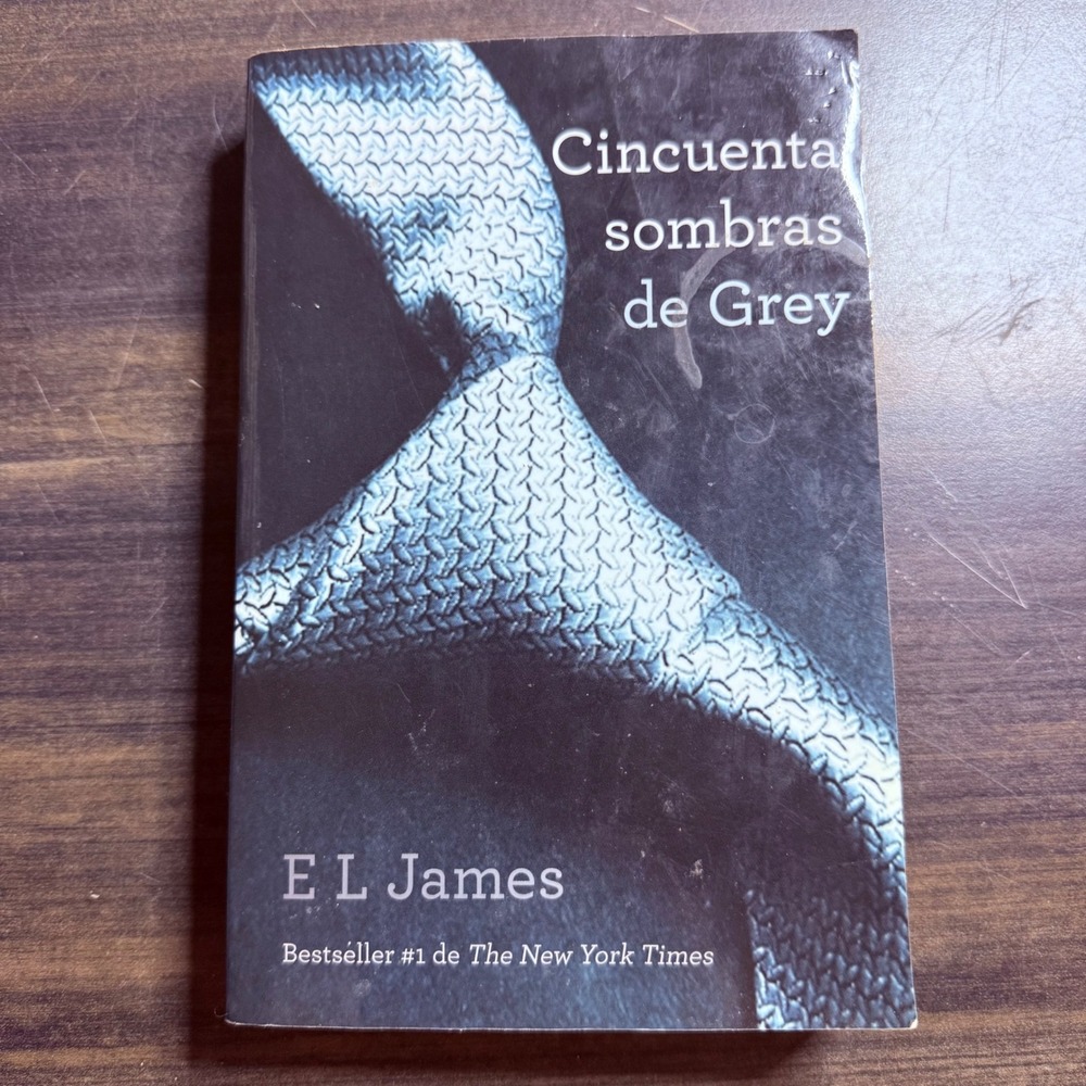 Cincuenta sombras de Grey by E L James Spanish Edition Paperback Romance Novel